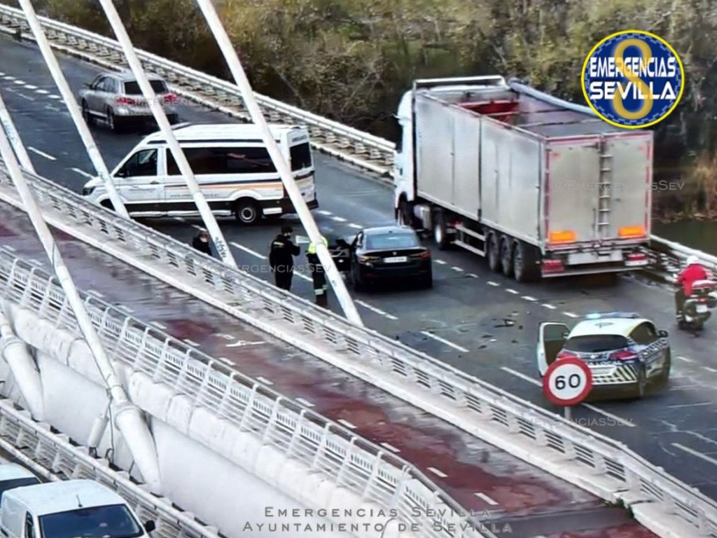 Un accidente sin heridos corta el tráfico en el Alamillo durante 20 minutos