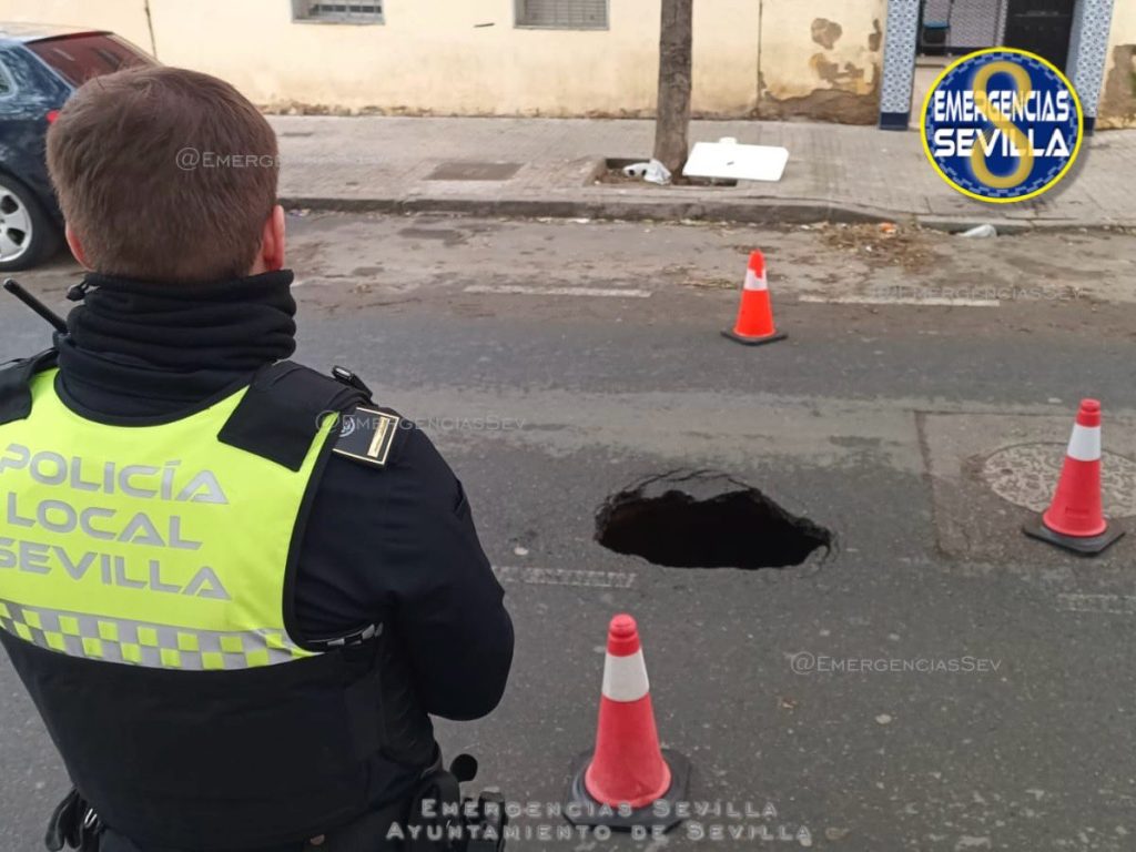 Un hundimiento en la calzada de calle Alondra obliga a desviar el tráfico