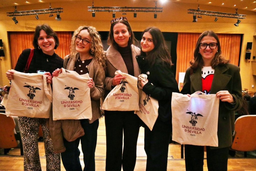 La US recibe a 900 estudiantes internacionales para el segundo cuatrimestre