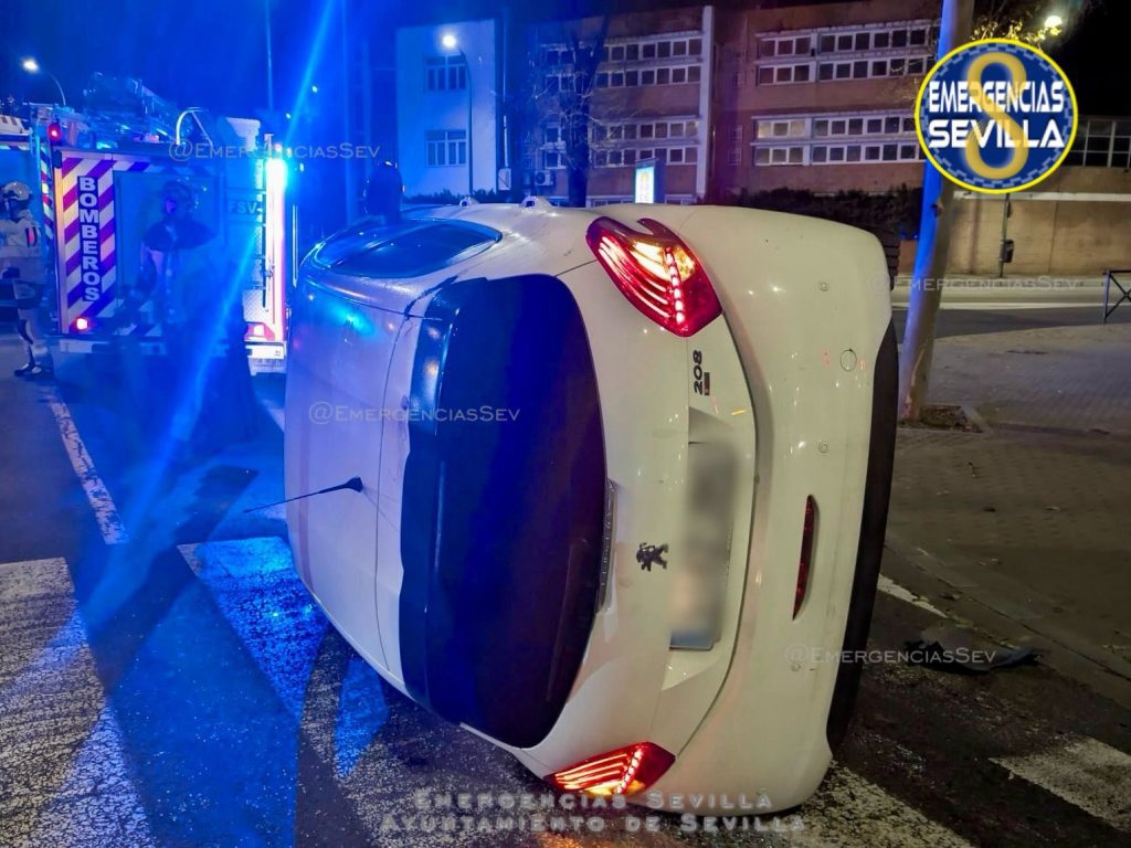 Un conductor de 21 años vuelca su turismo en la Borbolla tras chocar contra un semáforo