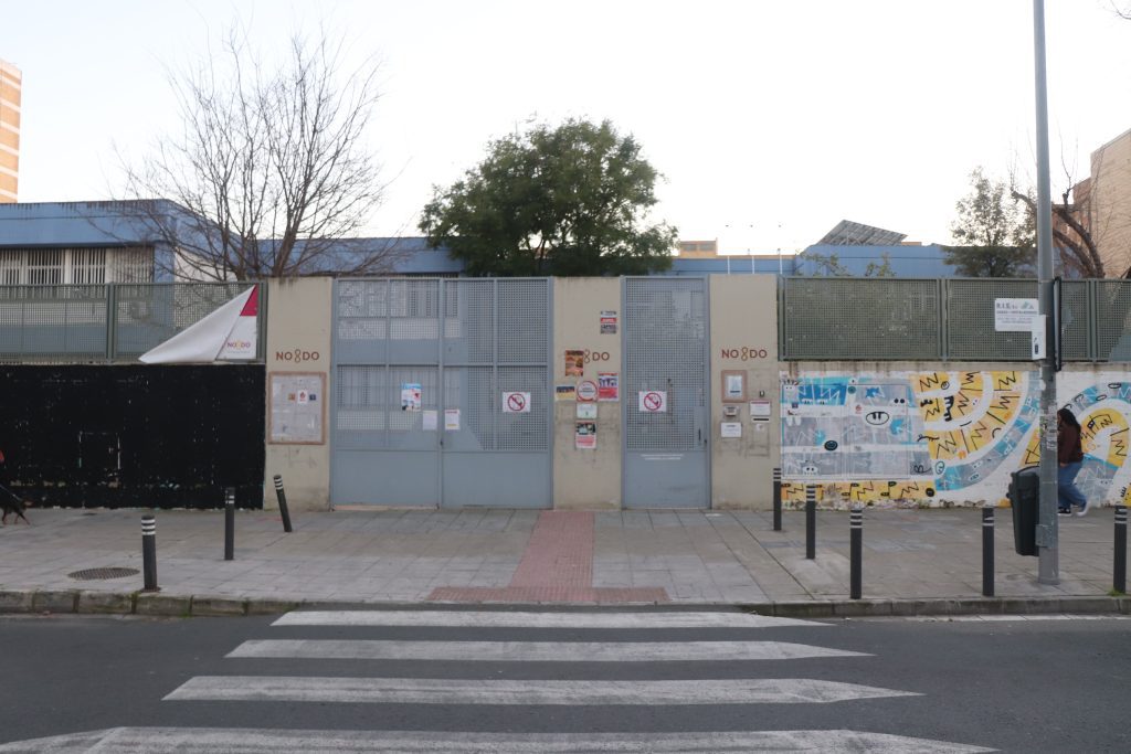 Clamor en el centro de Sevilla: 2.500 personas protestan contra la privatización de la limpieza en los colegios