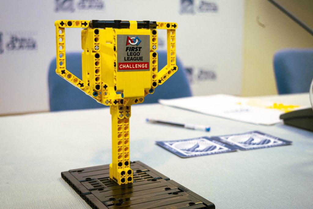 Récord en la Pablo de Olavide: 182 jóvenes compiten en la final de la FIRST LEGO League Sevilla