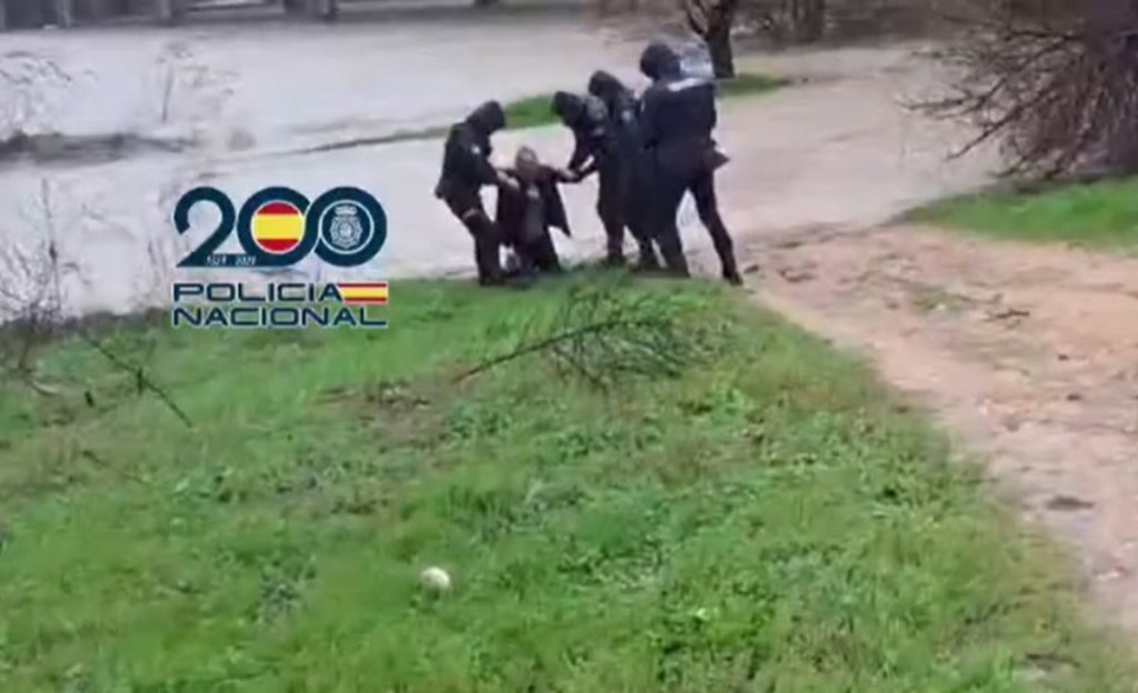 La Policía Nacional rescata a una persona del Guadalquivir