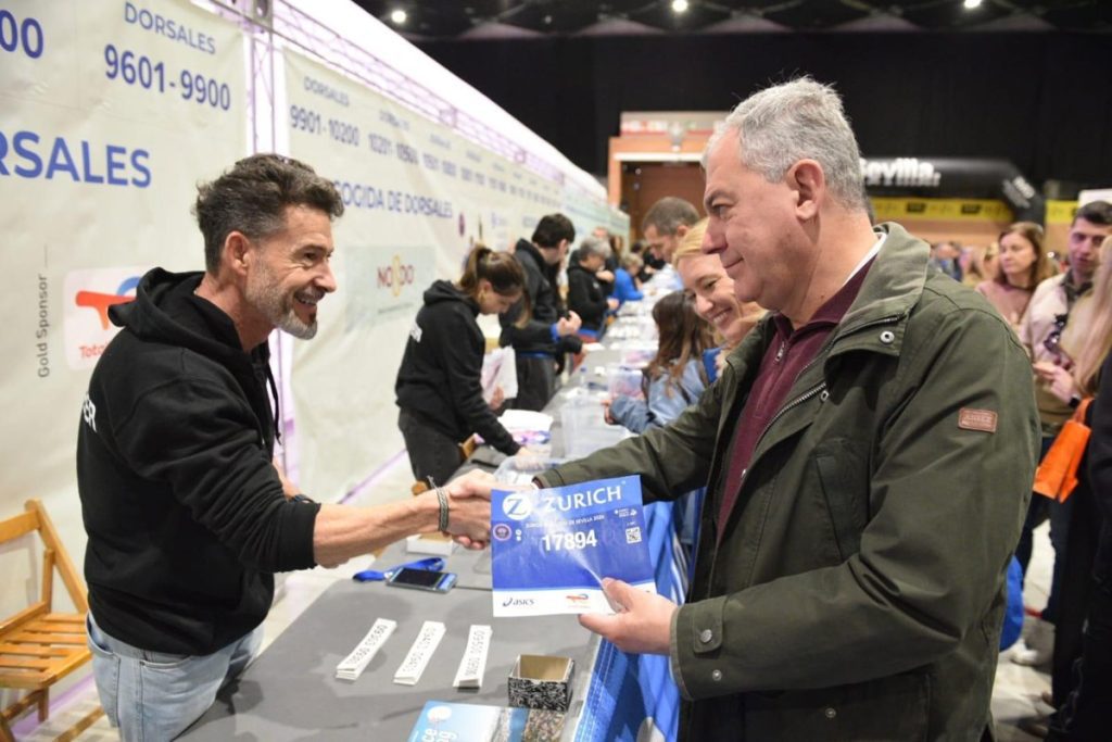 Sanz visita la Expo del Zurich Maratón de Sevilla en Fibes antes de la prueba del domingo