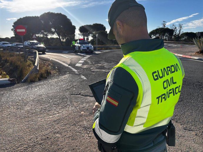 Muere una persona en un accidente entre un turismo y un camión en Alcalá de Guadaíra