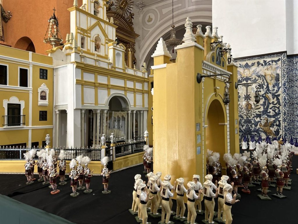 Una exposición de pasos de Semana Santa en miniatura llega a la Plaza del Salvador con más de un centenar de obras