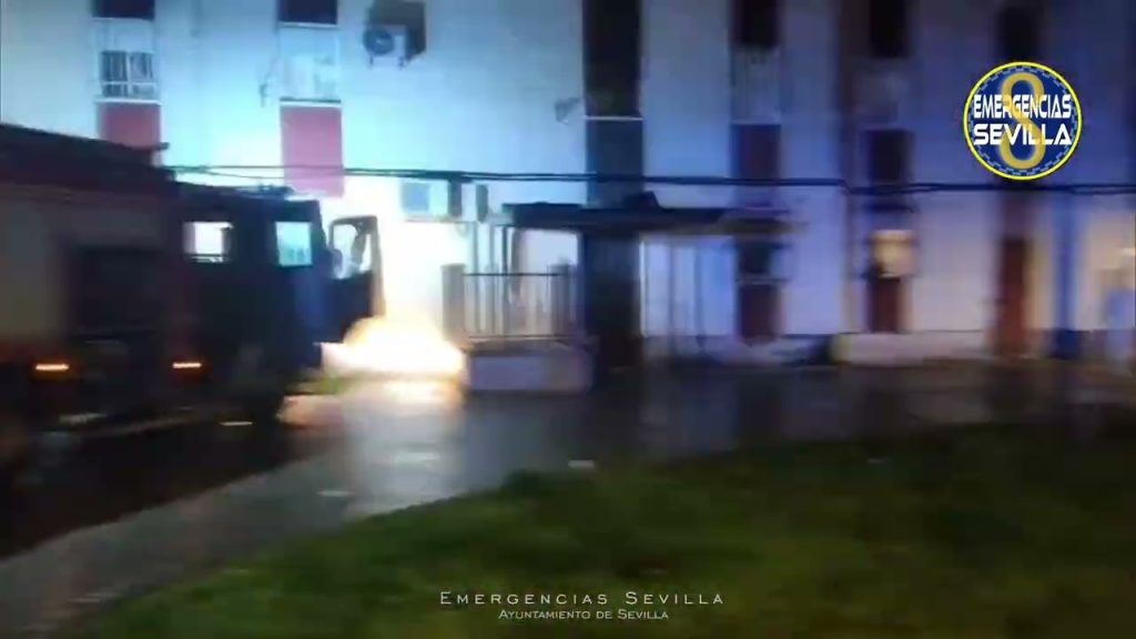 Despliegan al GAR para que los Bomberos puedan sofocar un incendio en el Polígono Sur