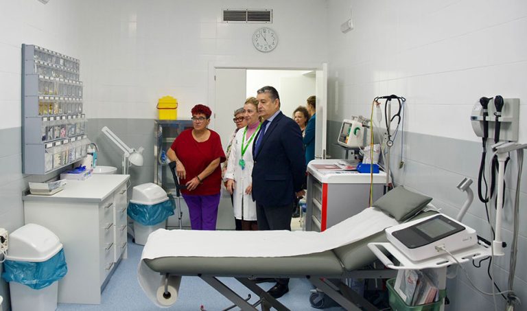 El consejero de Sanidad, Presidencia y Emergencias, Antonio Sanz, durante la inauguraci&oacute;n de la reforma del centro de salud de El Saucejo (Sevilla).