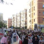 La manifestación cruzó las principales arterias de la Macarena, en la imagen se adentra en El Cerezo.