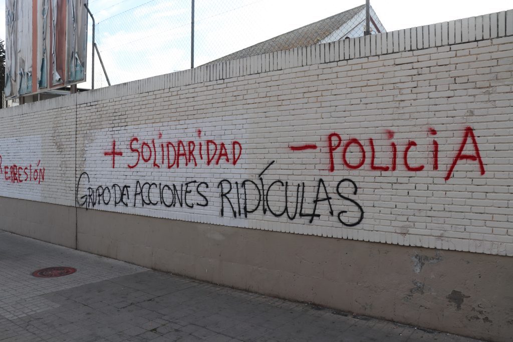 Pintadas contra el nuevo GAR policial aparecen en El Cerezo: "Mejor gorrillas que boinas rojas"