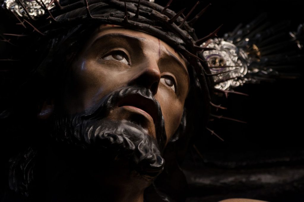 El Cristo de la Exaltación suspende su Vía Crucis en la calle y lo realiza en el templo por la lluvia