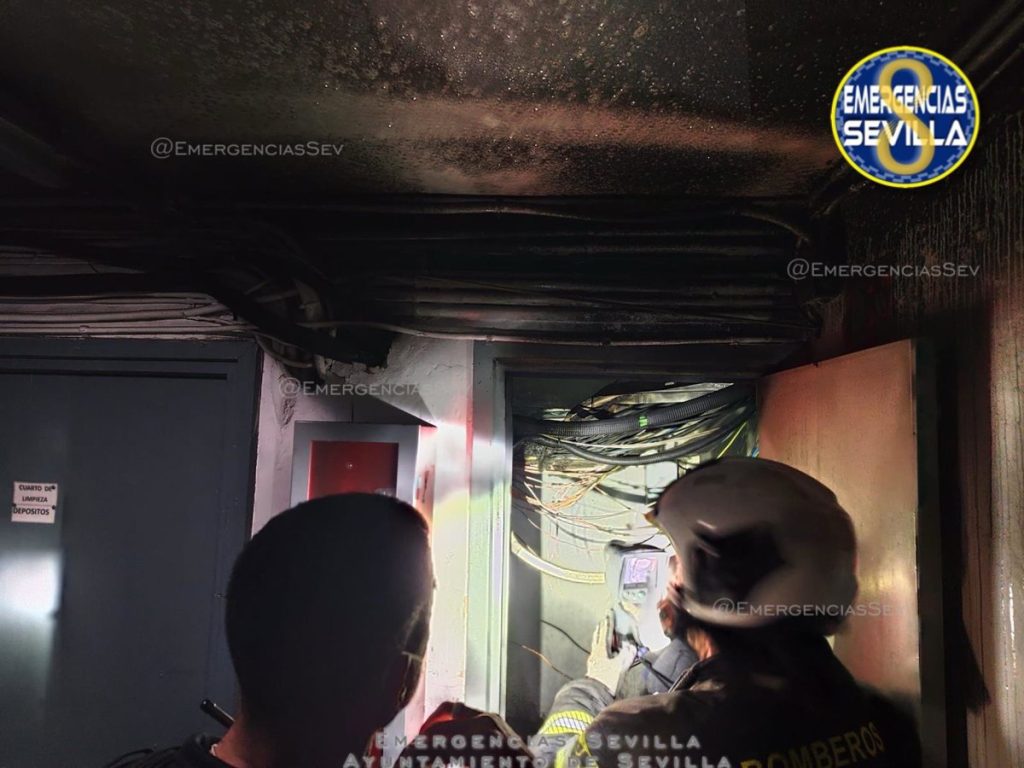 Un incendio en un cuarto de contadores de Los Remedios provoca el desalojo espontáneo de un bloque de viviendas