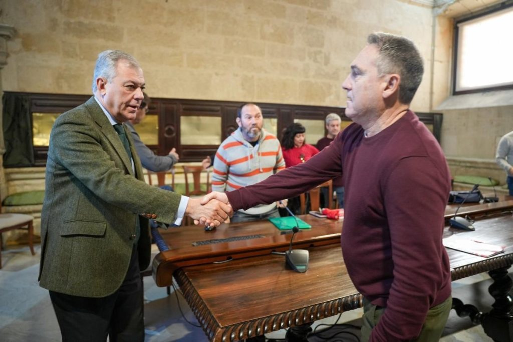 Ayuntamiento y sindicatos acuerdan reunirse el 11 de marzo para negociar el plan de limpieza escolar