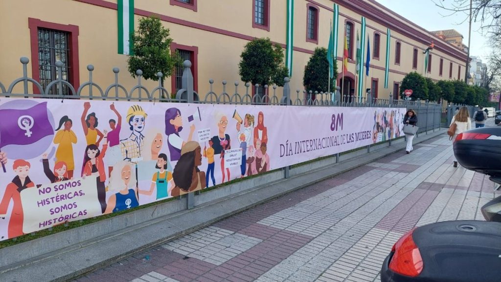 Tres encapuchados roban de noche una lona del 8M de la Diputación de Sevilla