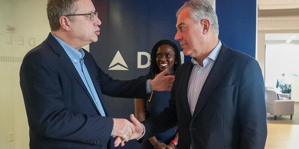 Sevilla impulsa un vuelo directo con Nueva York en negociaciones con Delta Air Lines