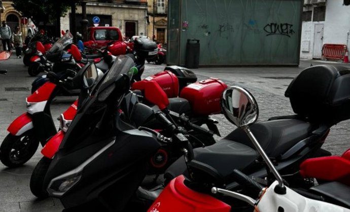 El PSOE denuncia la invasión de motos de alquiler en las calles peatonales del Casco Antiguo