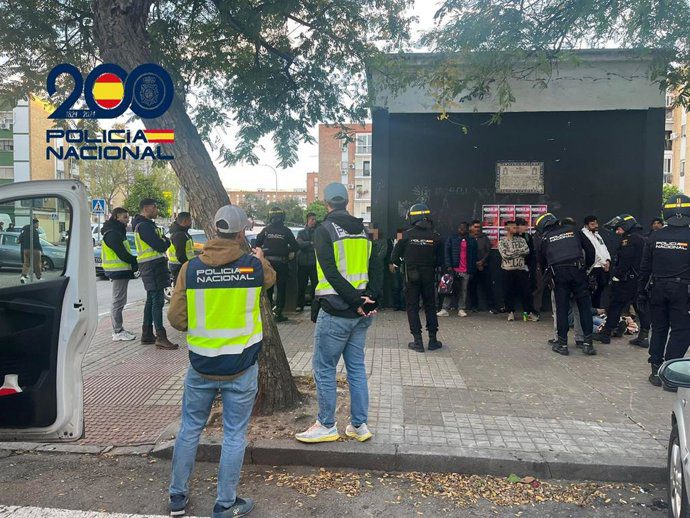 La Policía Nacional detiene a tres personas e identifica a un centenar en un operativo en la Macarena