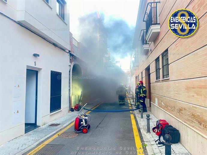 Los bomberos sofocan un incendio en una vivienda de Nervión sin heridos