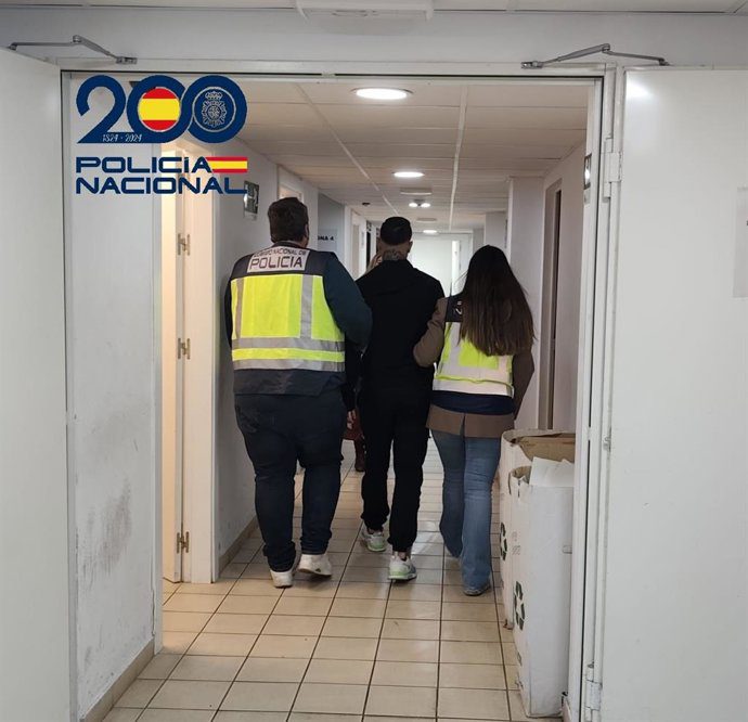La Policía Nacional detiene en Sevilla a un fugitivo reclamado por robo con violencia