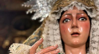 La Macarena finaliza los trabajos de conservación en las manos de la Virgen tras el besamanos