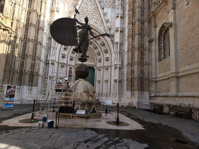 La Catedral revisa la réplica del Giraldillo ante un posible desmontaje temporal de la escultura original