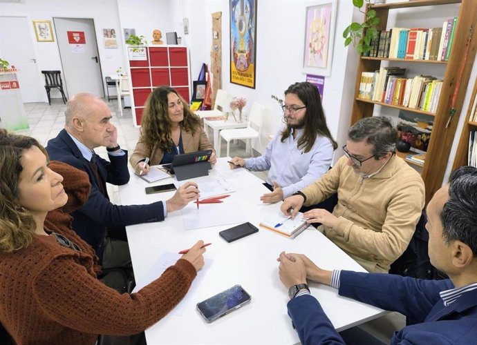 El PSOE exige paralizar el proyecto de ocho plantas en Santa María de Ordás