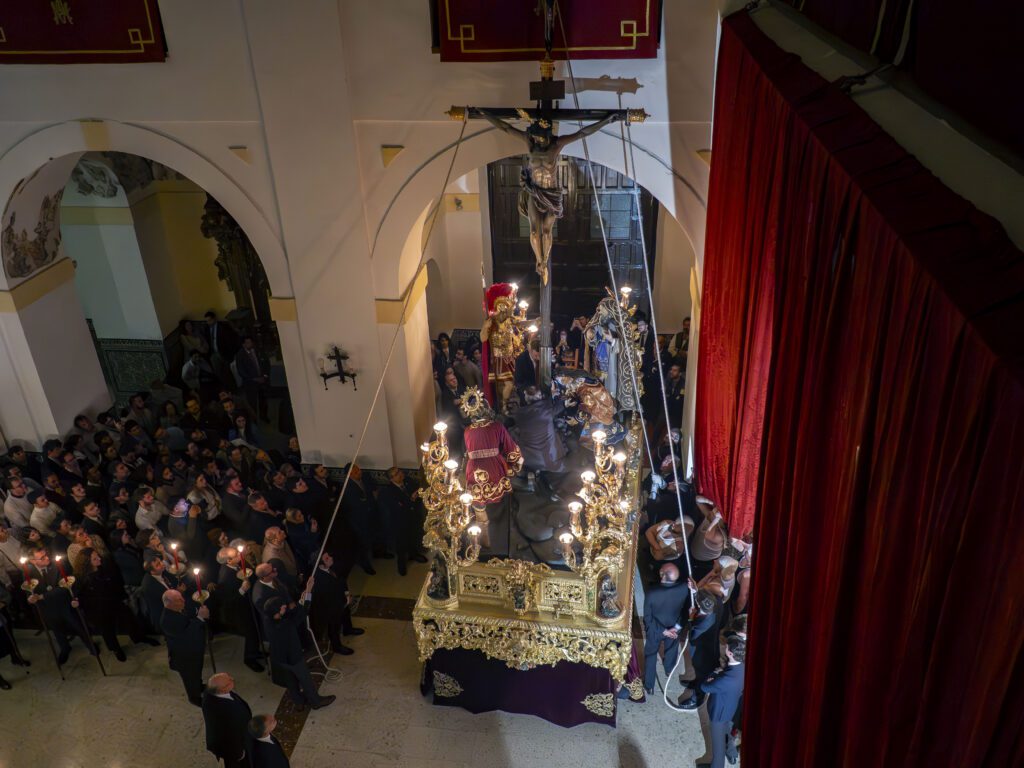 El Cristo del Buen Fin realiza su Vía Crucis en el interior del templo