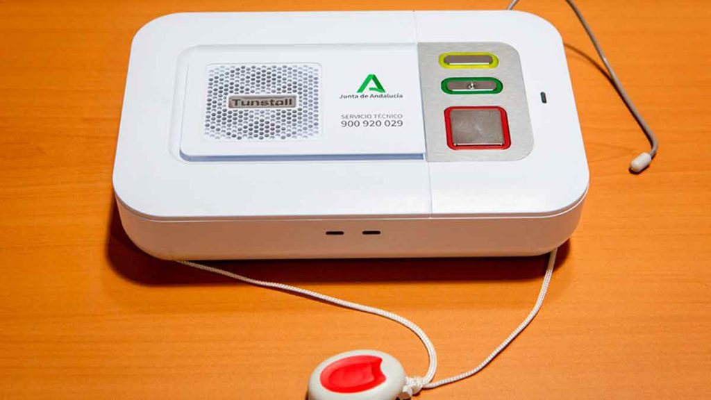 Teleasistencia sin teléfono fijo en Andalucía: cómo funciona, alternativas y cómo solicitarla