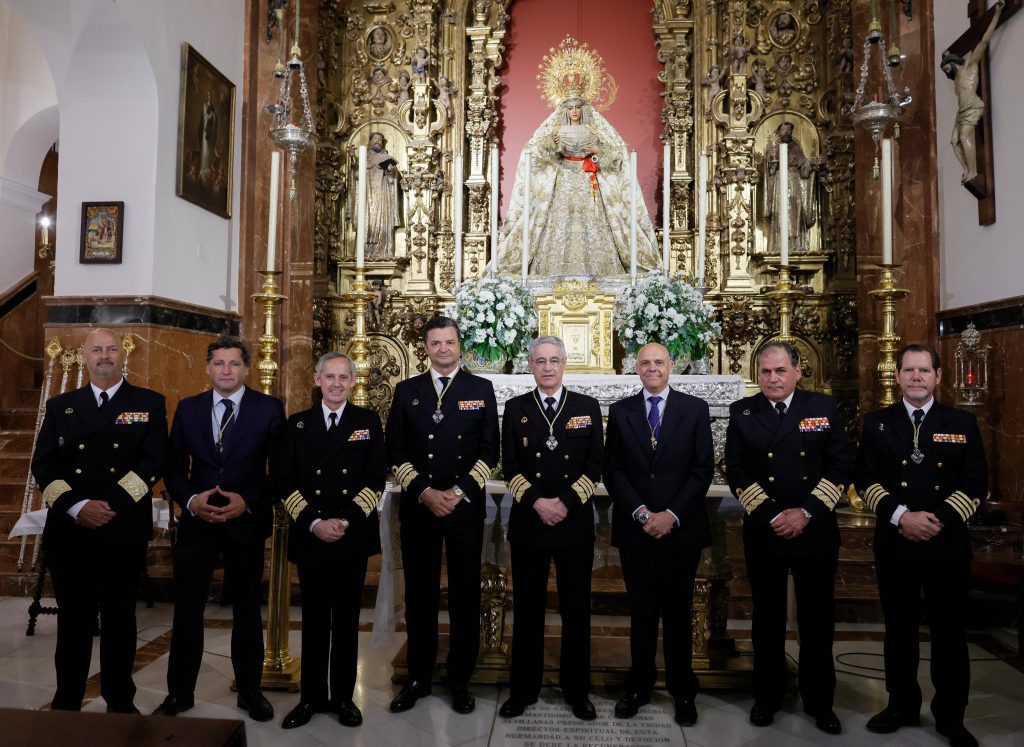 El AJEMA de la Armada jura como hermano de la Esperanza de Triana en la Capilla de los Marineros