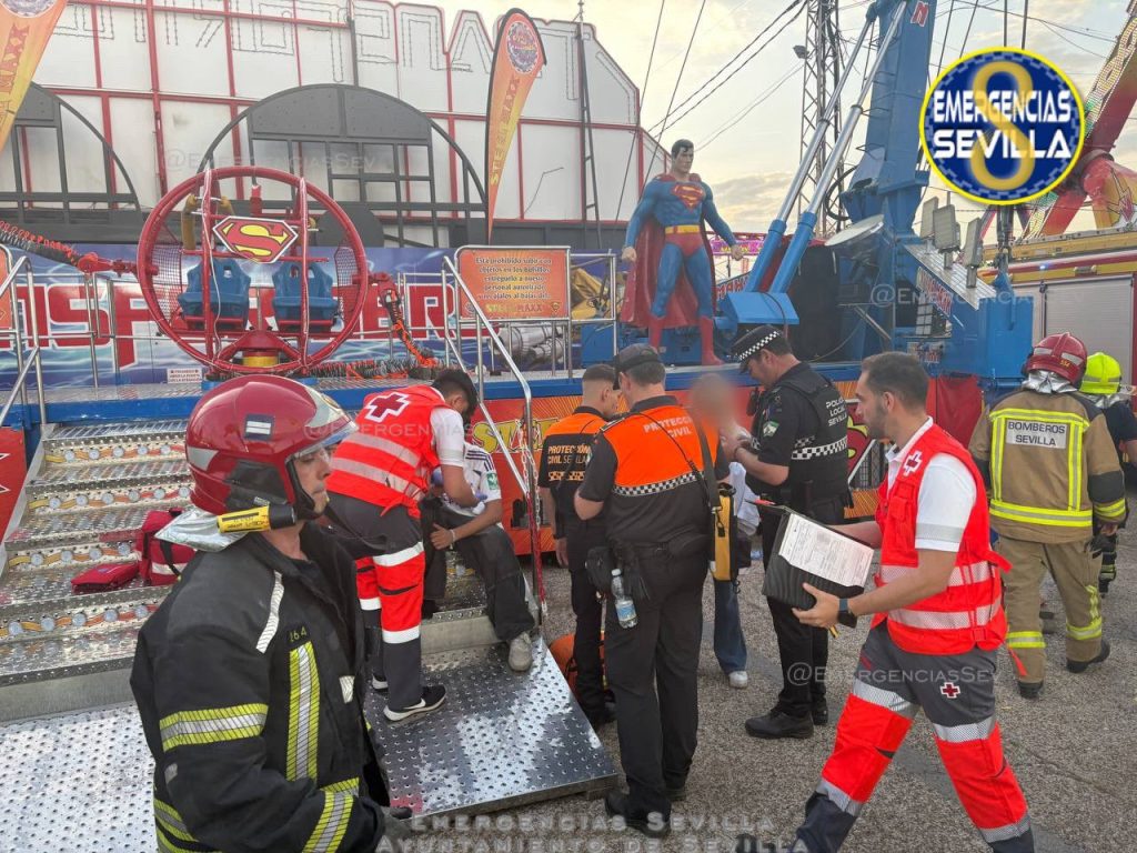 Bomberos precinta la atracción Steel Max en la Calle del Infierno tras un accidente con 4 heridos leves