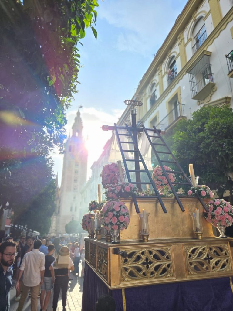 La Hermandad de Santa Cruz prepara su Cruz de Mayo con ensayos y reparto de papeletas