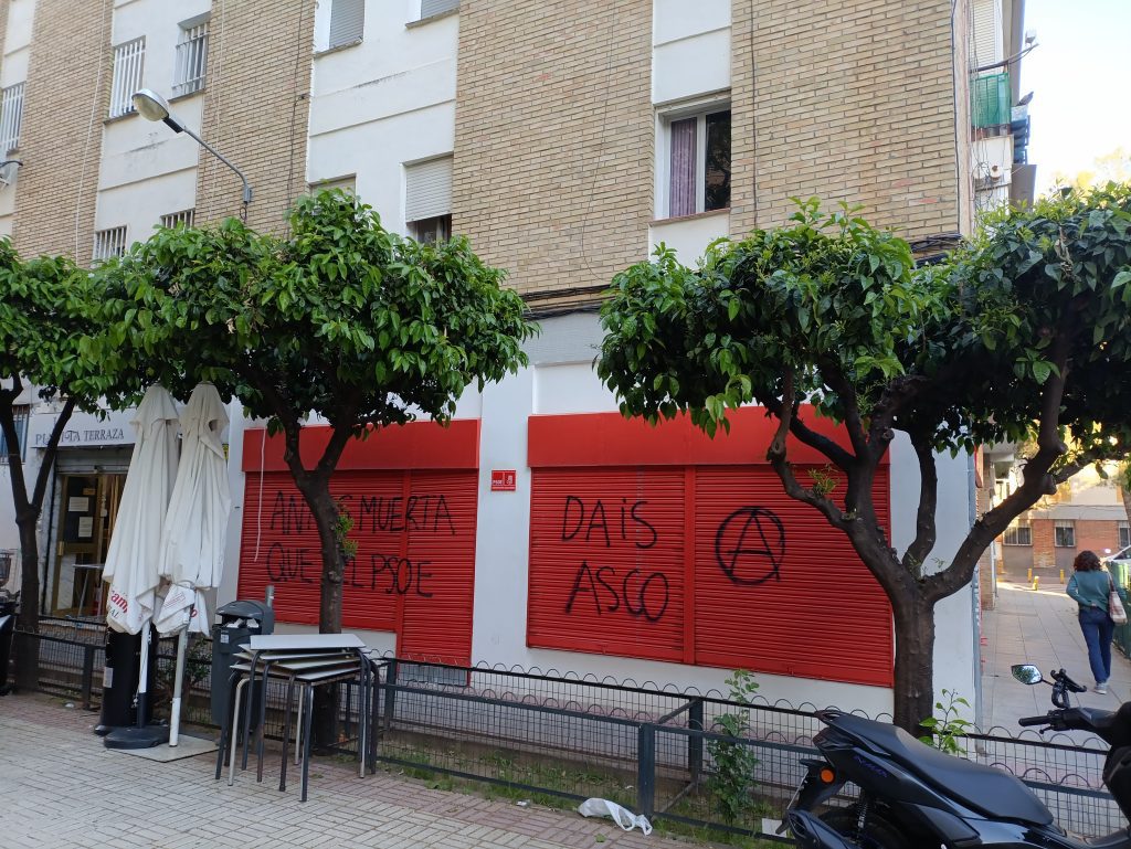 La sede del PSOE en La Macarena amanece vandalizada con pintadas ofensivas