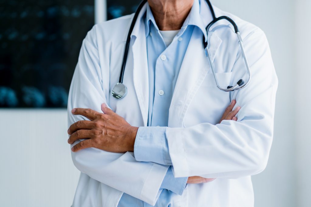 Médico en Sevilla: contrato temporal de 3 años