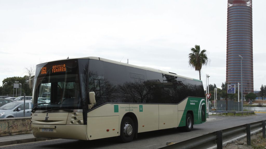 Casi 40 líneas de autobús metropolitano de Sevilla cambian horarios por el Miércoles de Feria