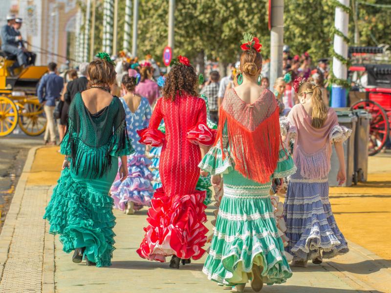 Sevilla estrena un servicio gratuito de costura y arreglos en el Real de la Feria