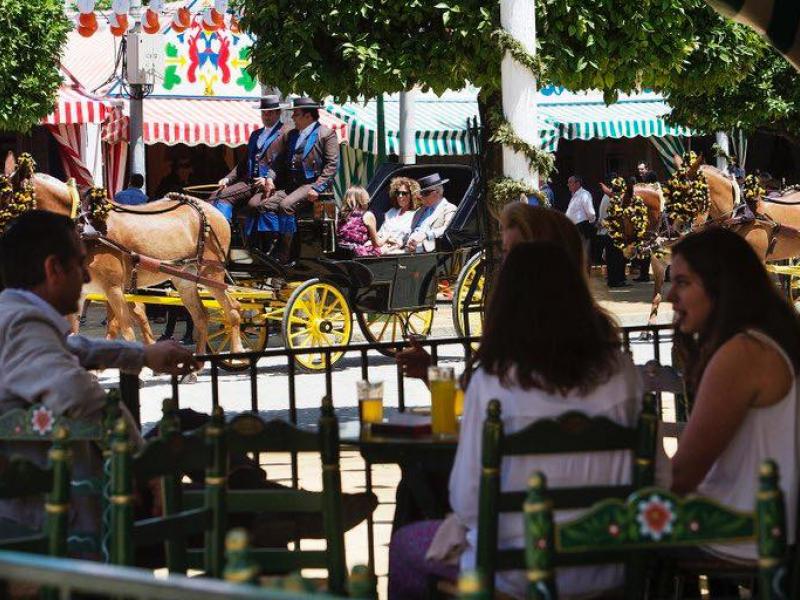 Cena del Pescaíto: qué es, cuándo se celebra y por qué abre la Feria de Sevilla