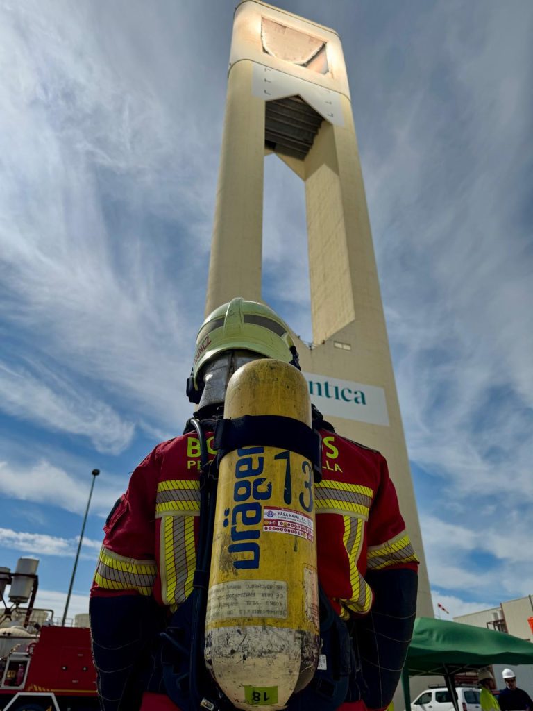 El Consorcio de Bomberos de Sevilla realiza un simulacro de emergencia química en la planta termosolar SOLNOVA
