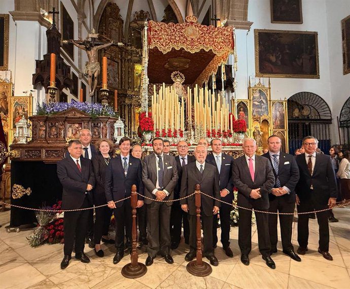 La CES cumple 48 años de tradición en su ofrenda floral al Cristo de Burgos