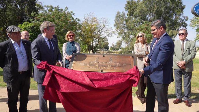 Sevilla dedica una plaza y un relieve al Puente de Alfonso XIII por su centenario
