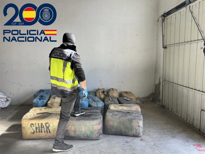 Incautada casi una tonelada de hachís y dos detenidos en cocheras de Isla Mayor
