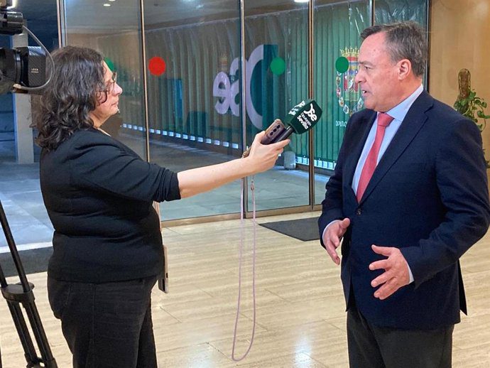 Vox Sevilla critica el doble desempeño de un empleado de Prodetur como letrado penalista