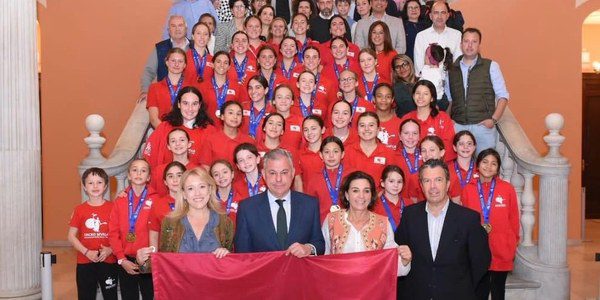 Sevilla reconoce al Natación Sincro con su Bandera tras ganar 3 campeonatos nacionales