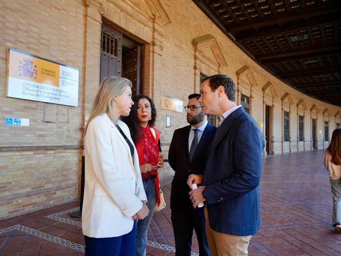 Vox Sevilla critica la regularización de 600.000 inmigrantes y denuncia el 'colapso' de servicios