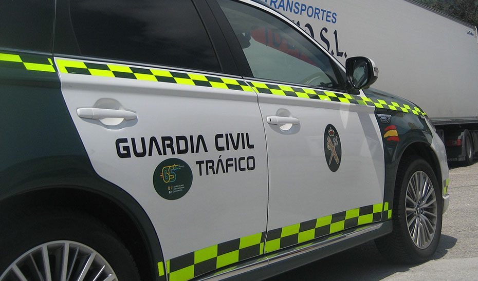 Camionero de 38 años herido y atrapado tras volcar un tráiler en la A-92 en Mairena del Alcor
