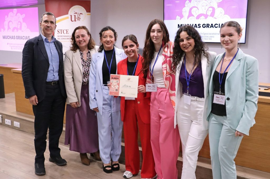 Cinco universitarias de Sevilla ganan el V Programa Áurea con su app 'Mirva'