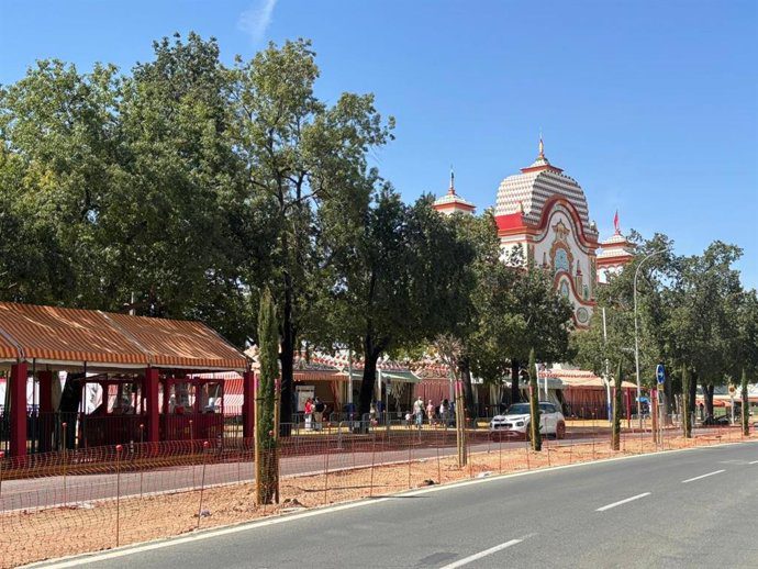 Sevilla culmina la plantación de 59 árboles en la mediana de la avenida Adolfo Suárez