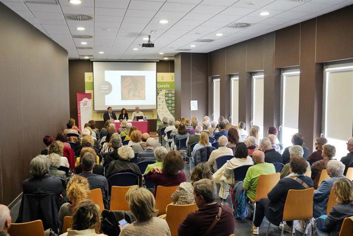 250 mayores llenan las conferencias del Aula de la Experiencia de la US en Mairena del Aljarafe