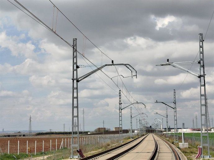 Alcalá de Guadaíra: la catenaria del tranvía se electrifica y permite pruebas con trenes