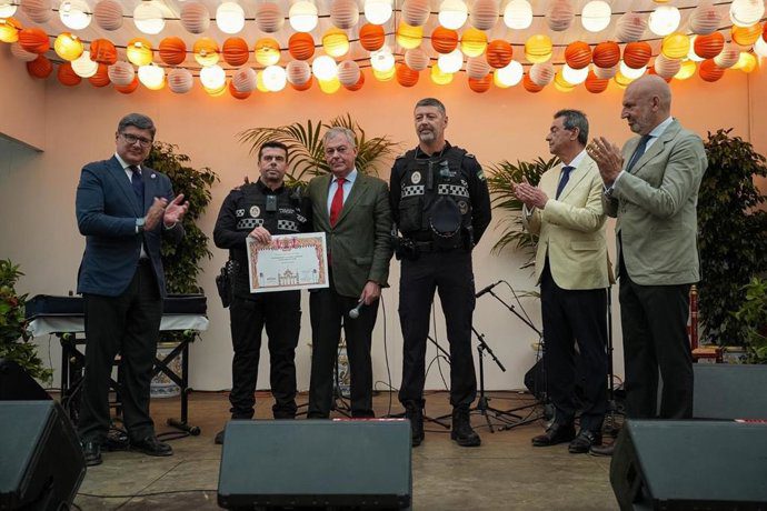 El alcalde homenajea a profesionales de Policía Local y Protección Civil por salvar vidas en la Feria