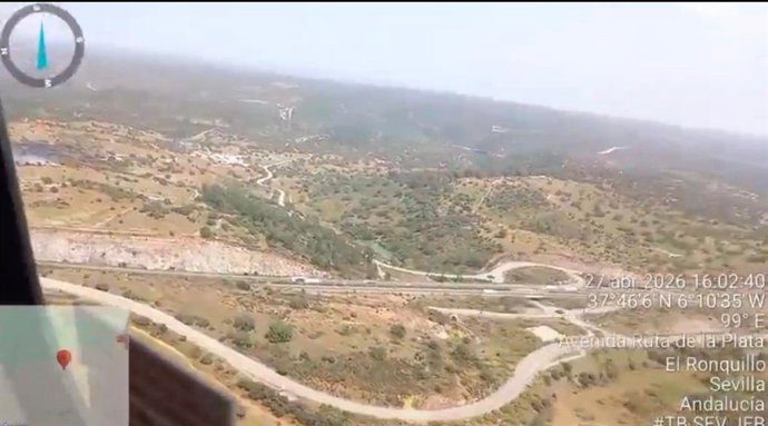 Declarado un incendio en Almadén de la Plata (Sevilla) con dos grupos de bomberos y un helicóptero movilizados